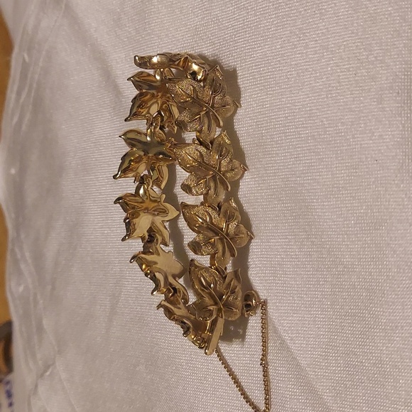 Vintage Crown Trifari Leaf Link Bracelet Brushed Gold Tone Leaves - Picture 2 of 6